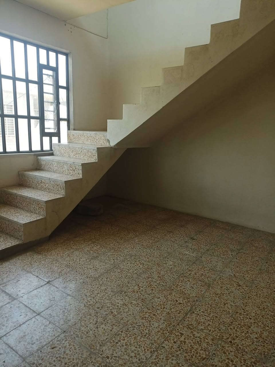 شقه للايجار في حي الميثاق طابق ثاني 2نوم واستقبال ومطبخ وحمام وسطح راجع إلى مكتب  الفاتح الجديد ***********/***********
