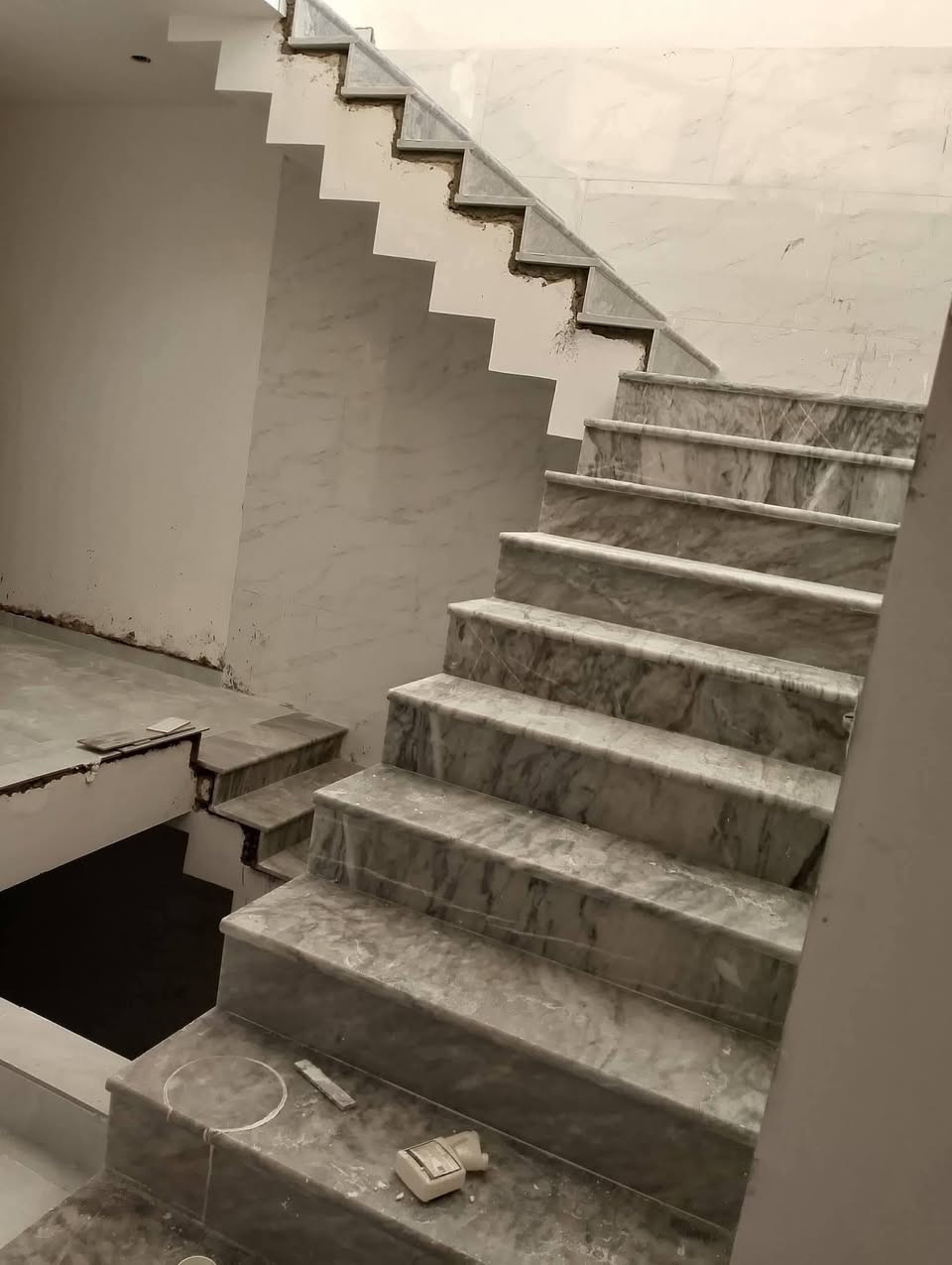 كادر سيراميك وبرسلان ومرمر ودرج متفرغ درجه اولى بغداد فقط
‏‪0786 421 3034 واتساب
