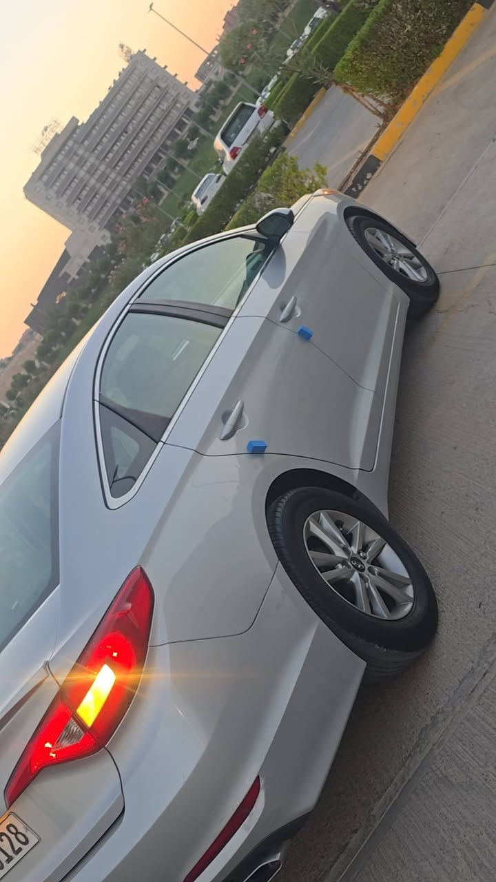 السلام عليكم للبيع سوناتا امريكي ٢٠١٧ بدون صبغ بدون ارباك رقم سليمانيه باسمي كله جديد سنويه وهزه ورقم السياره بشرط بدون اي مصرف  
ملاحضه مكانه سليمانيه 
*********** السعر١١٩$ ومجال بصيط
