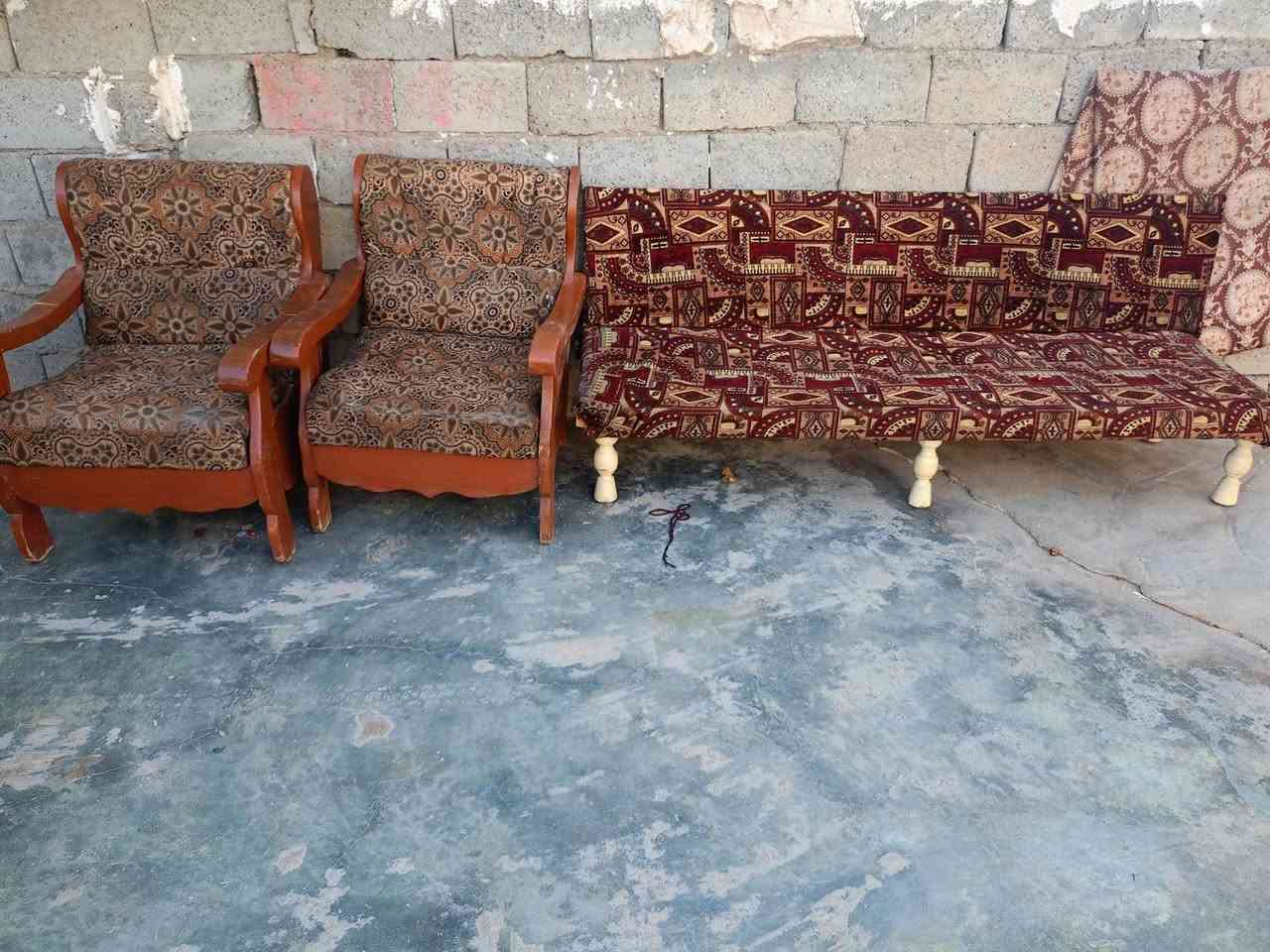 سلام عليكم قنفات 2 و كراسي 2 خشب اصلي قديم  وجربايه نفر واحد سعر شلع 125 رقم الهاتف.  ***********

