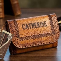 بورتفيه جلد طبيعي • صناعة يدوية • تخصيص اسم