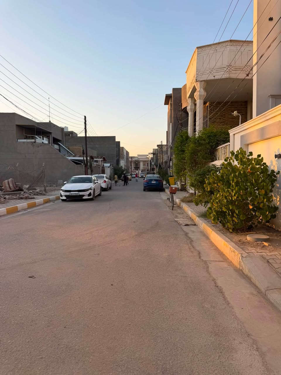 🛑 دار سكني  للبيع 🛑 
المنطقة : الديوانية ؛حي الحضاره  🚩 
اقرب نقطه ؛قرب شارع العام الرئيسي 
المساحه :200متر🏛️ركن على شارعين مع فضله 
التفاصيل :  طابقين بناء حديث
    
الطابق الاول🛑 غرفه نوم وصالة واستقبال ومناور عدد ثنين وشلال داخلي ومطبخ حار وبارد وصحيات داخليه وخارجيه 
الطابق الثاني؛ثلاث غرف نوم وصاله ومجمع صحيات 
للاستفسار 
     مراجعة مكتب رسول الوزني للعقار  
الديوانية . حي الحضارة بداية شارع اسواق طيبة
 للمعلومات ولمزيد من التفاصيل ⬇️
       مراسلة الصفحة  
      او الاتصال
***********
