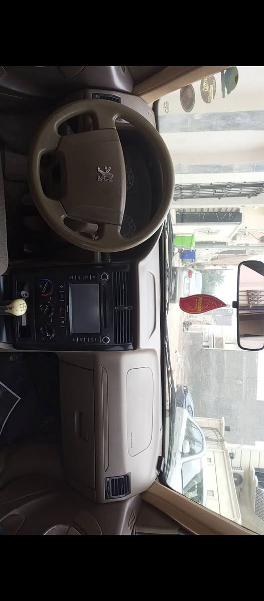 السلام عليكم بيجو اكد موديل 16 دشبول عالي بأسمي كير محرك مكفول تبريد ثلج تدفئه شغاله السياره بيه ضربه بل جاملغ لخلفي ول امامي موضح بل صوره وبيه ضربه خفيفه بعدني ممصلحن بقبغ لجنطه موضحات بل صور سياره نقصه حداديه وترتيبات مراوس فقط ب سايبا  او طيبه نضيفه الاستفسار *********** خاص متواجد
