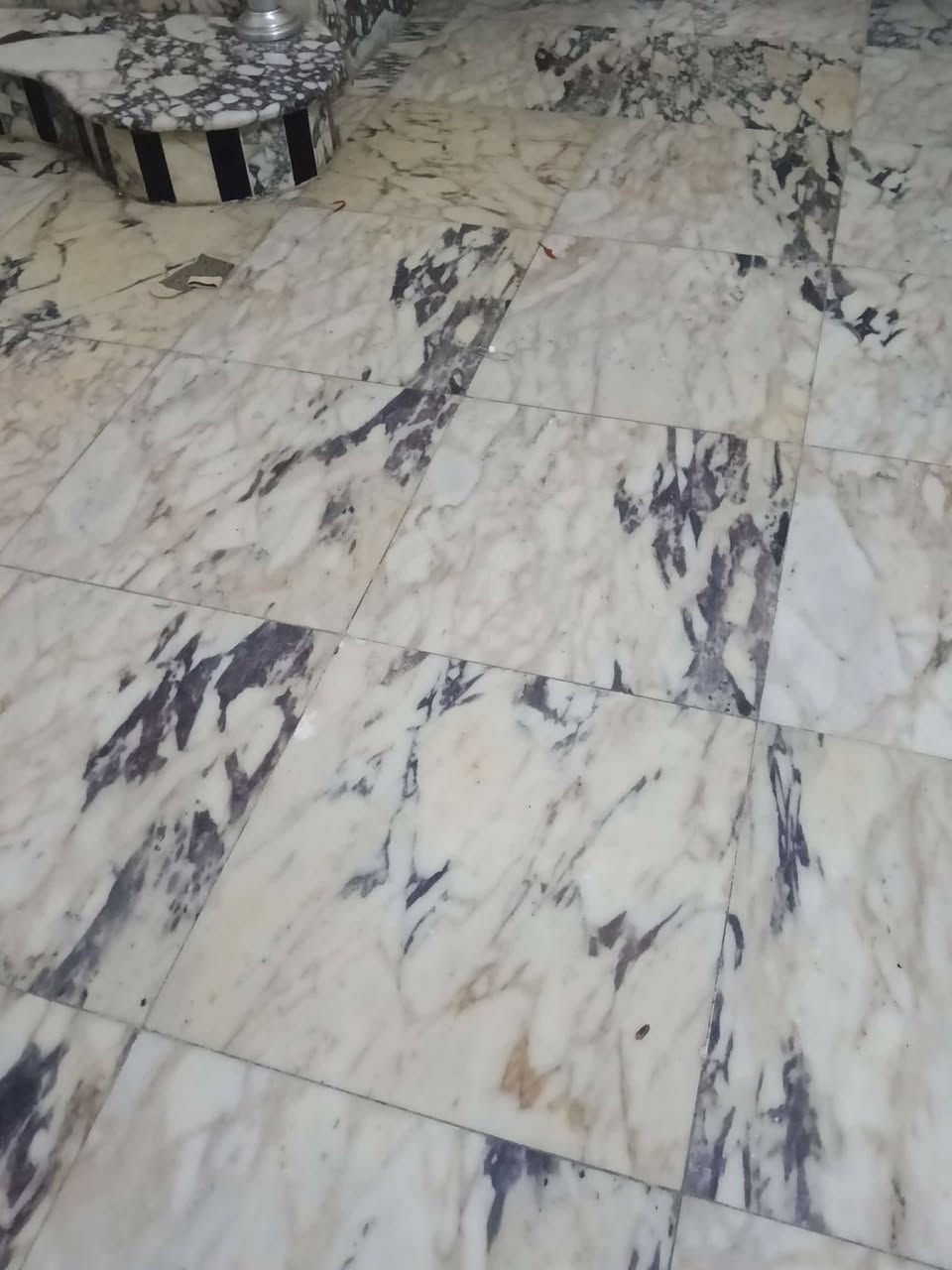 السلام عليكم احبتي بيت للبيع مطلوب اسكان بحي اريدو قرب لسوك مساحه ١٠٠ ركن متكون من ثلاث طوابق بي غرف عدد ٦ وصالات ٣ وصحيات واستقبال البيت جديد وحديث بناء طابوك وصب كونكريت جاهز 
اخوان فدوه لوجوهكم مو تجي خاص تسولف ساعه واخير شي تكلي (اشوف ام جهال شوف ام جهال وراسلنه )وبخدمتك  /***********
