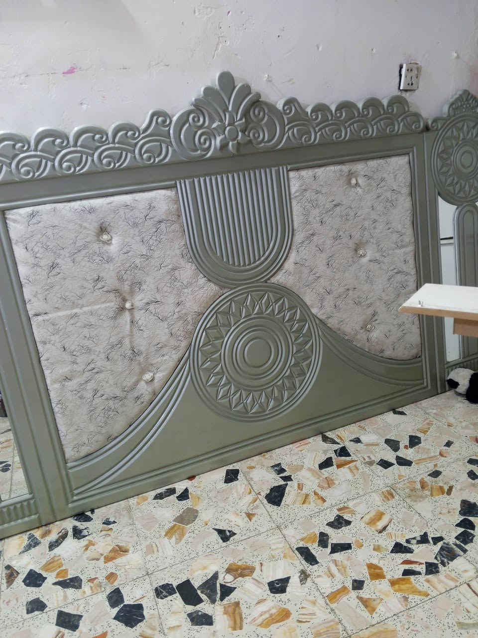 السلام عليكم ورحمة الله وبركاته عيوني هاي الغرفه البيع تصميمه تركي والخشب عراقي .... رقم ***********
