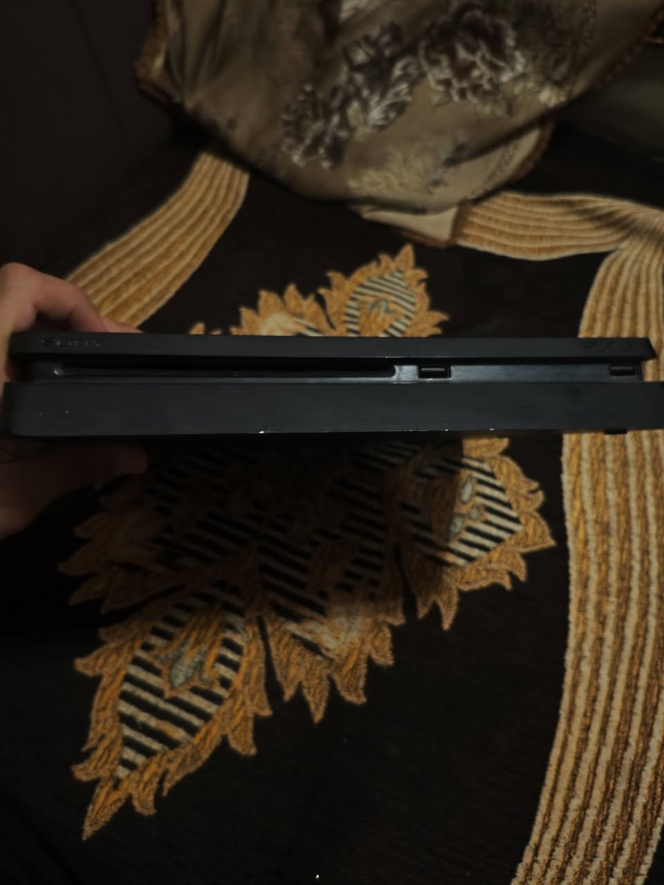 السلام عليكم بلي 4 كامل مابي اي شي شغال وياه يدات ثنين وكيبلات كله كامل بل صوره يده وحده الثانيه ضامها الي الي مهتم يتصل على هذا الرقم ***********
