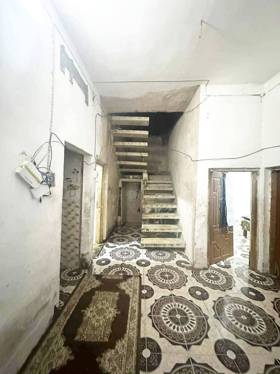 بيت طابو صرف ميتين متر شارع ثمانين جهه كربلاء فرع مشويات سفينه النجاه غرفتين نوم  ومطبخ وهول وصاله وصحيات والطابق الثاني اربع غرف تحتاج تسقيف مكامله*********** السعر 190
