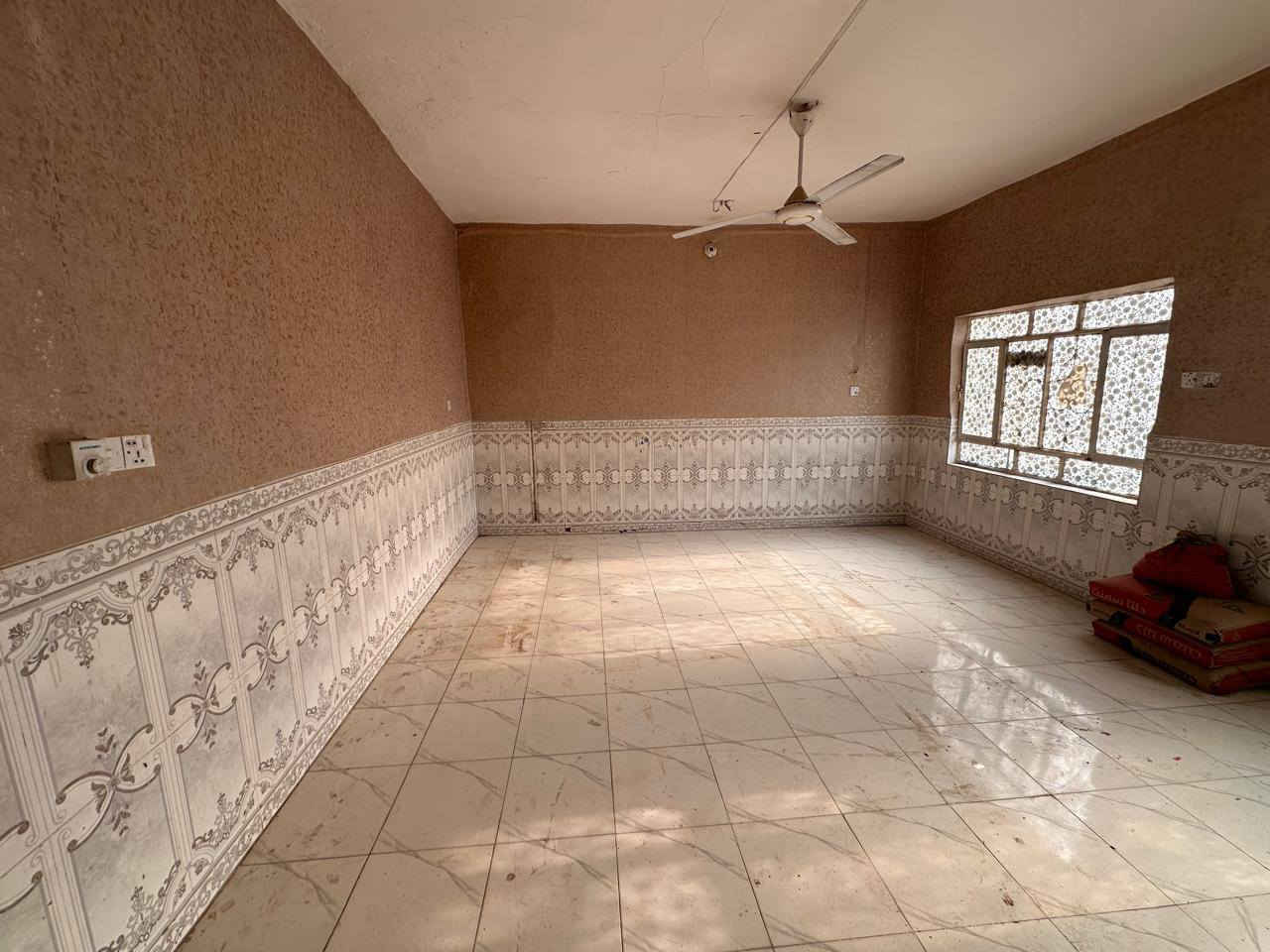 السلام عليكم دار للبيع سند 25 تحويل مباشر مساحه 100م يحتوي على صاله وغرفه ومطبخ وطرمه وحمام وصحيات داخليه غربي و خارجيه شرقي السطح مطبك فرشي السقف صب كونكريت تانكيات ثنين ابو ل 1000 وسخان العنوان أبو خستاوي شارع الغسل يبعد عن التبليط 30متر السعر جداً مناسب هاتف ***********
