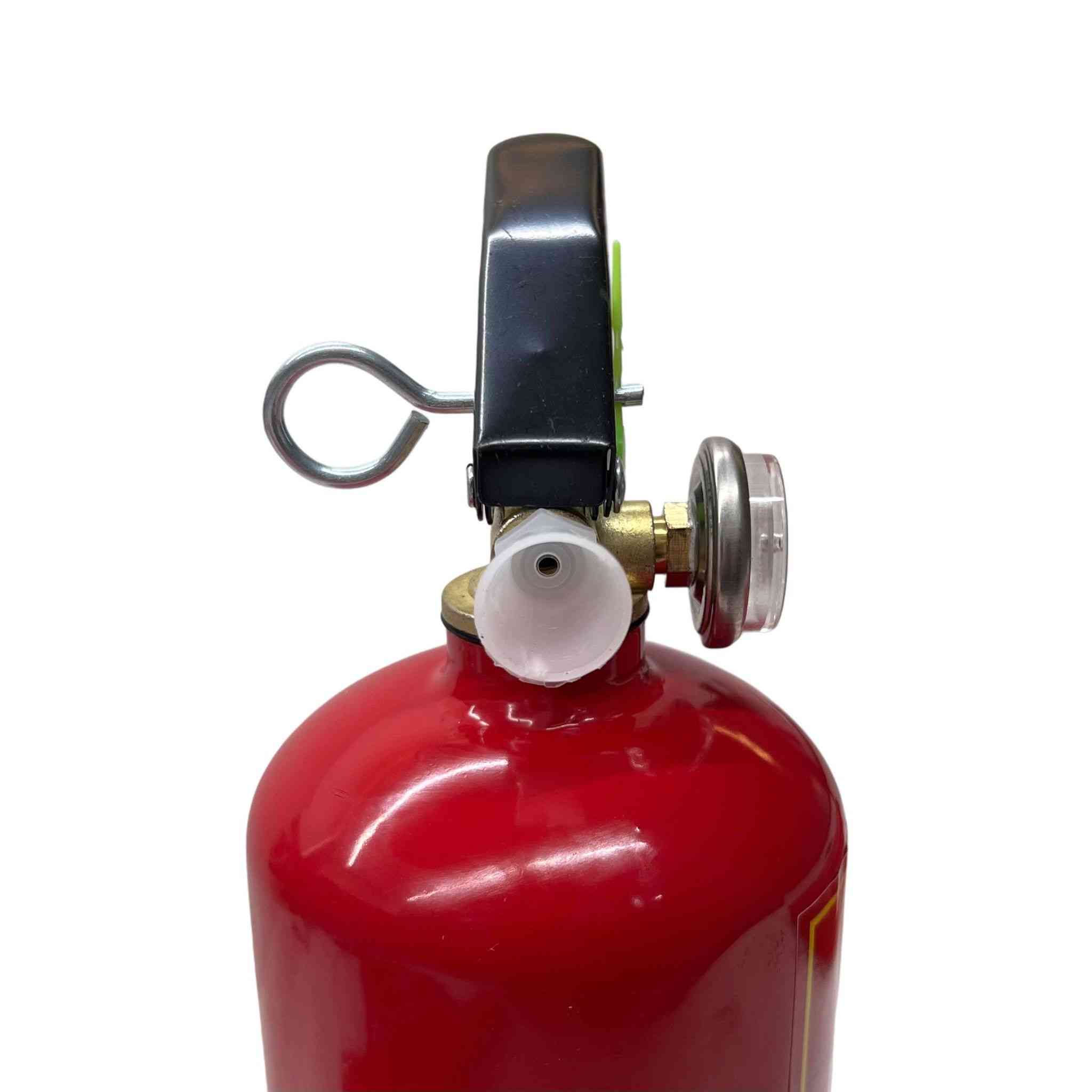 عدة طوارئ سيارة أساسية مع حقيبة إسعافات ومطفأة حريق 1 كغم
• مجموعة طوارئ مخصّصة للسيارة تحتوي على أدوات إسعاف أولي ومستلزمات سلامة أساسية في حقيبة واحدة.

• محتويات إسعافية أساسية تشمل لواصق جروح، شاش طبي، لفافات، مناديل كحول، مقص وملقط.

• مطفأة حريق بودرة ABC بوزن 1 كغم مناسبة لحرائق الفئات A وB وC.

• شريط سحب (حبل سحب) باللون الأصفر مع خطافات معدنية في الطرفين طول 2متر.

• مثلث تحذير للسيارة باللون الأحمر للتنبيه أثناء التوقف أو الطوارئ.

• مطفأة الحريق:
 • النوع: ABC Powder
 • الوزن: 1 KG
• شريط السحب:مزوّد بخطافات معدنية
• مثلث تحذير: بلاستيك – لون أحمر

محتويات العلبة:
• حقيبة إسعافات أولية ومحتوياتها
• لواصق جروح (Plastic Bandages)
• شاش طبي (Gauze Swab)
• لفافات شاش (Bandage Rolls)
• شريط لاصق طبي
• مناديل كحول (Alcohol Pads)
• مقص
• ملقط
• مطفأة حريق ABC وزن 1 كغم
• مثلث تحذير للسيارة
• شريط سحب للسيارة بخطافات معدنية

السعر 18.000


**إذا كنت صاحب هذا الإعلان وتريد حذفه لأي سبب، رجاءا أرسل رسالة إلى الدعم الفني**