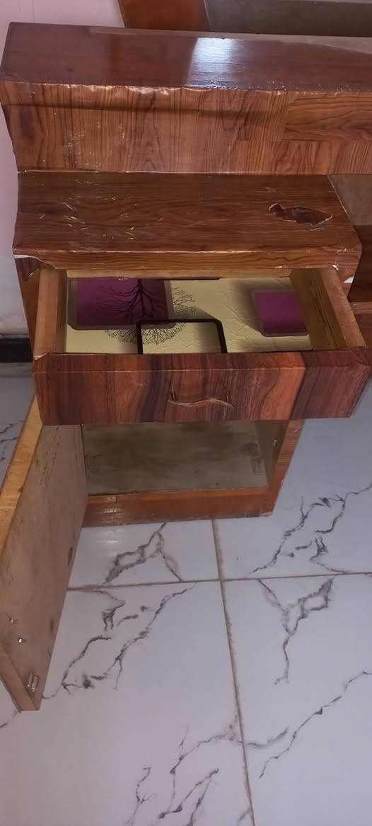 السلام عليكم 
ميز مرايا نظيف للبيع 
السعر ٧٥ الف 
عنواني الزبير 
*********** اتصال /وتساب
