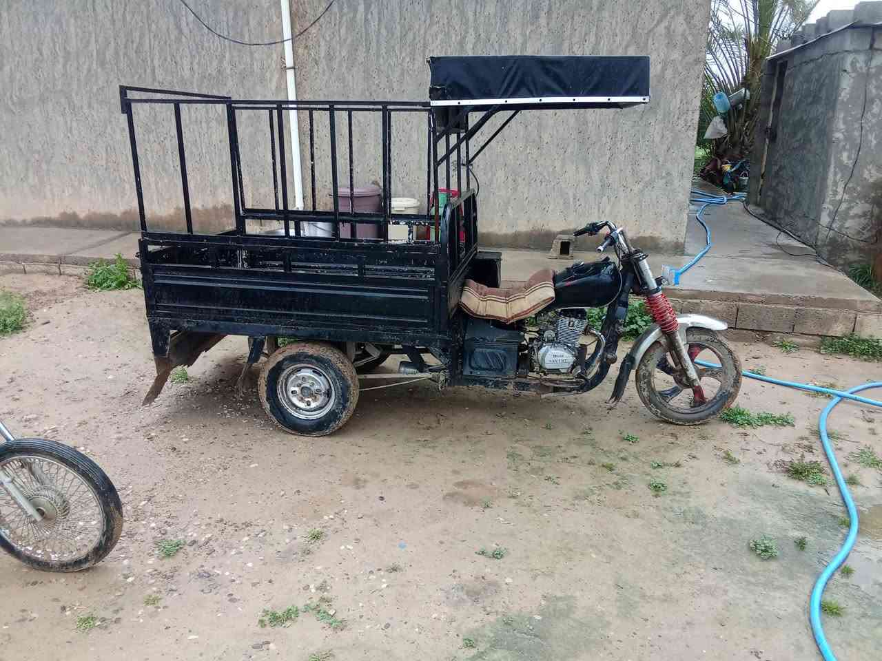 السلام عليكم ستوته لبيع
ستوته 2016 محرك 23
محرك مامفتوح ركبه مكفوله شاصي قطرت لحيم مابي اوراق كامله 
لسعر750 وبيها مجال لمكان ديالى 
‏‪0770 383 7956‬‏ بي واتساب
