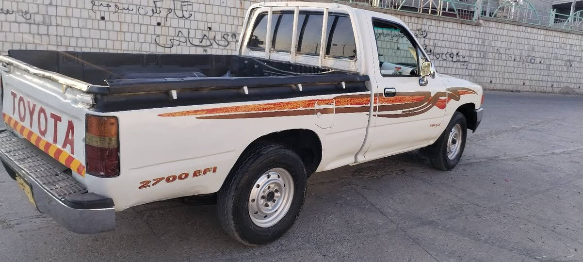 سەرەتا بەناوی خوای گەورە تویتا   مۆدیل1990 بۆفرۆشتن گێڕومەکینەو ئەکسلی بەشەرت چرکەی تیانیە دەعموولیدراوی هیچ نیە  سەنەوی تەحویل ئەسڵە چوارتایە  لۆکی لەژێرە  کارەبای مەزبووتە  ناوبۆدی تیایە سعری23گەلاومەعامەلە شوێن سەیدسادق ژم***********
