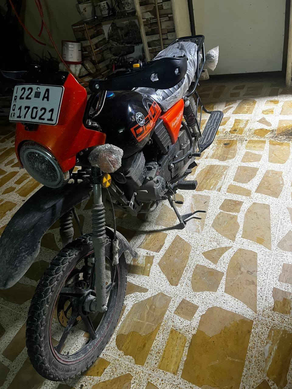 للبيع.. ⭕⭕⭕⭕
دايوان جبلي موديل 25 دراجه جديده مستعمله سبوعين بس  منفيس موجود ماشيه 900 كيلو فقط (مرقمه رقم وسنويه انكليزي) توازيت علا فلوسها شتريتها بمليونين و600 واريد ابيعها بليونين و400 وبيها مجال حك جيتك ⭕⭕الرقم: *********** موجود بكل وقت
