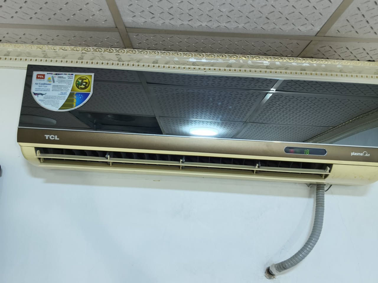 سبلت TCL  نظيف 2طن
مع ريمونت وقطعه خارجيه نظيف شغال كامل وبي غاز كامل شيل وشد عنوان خانقين محطه ***********

