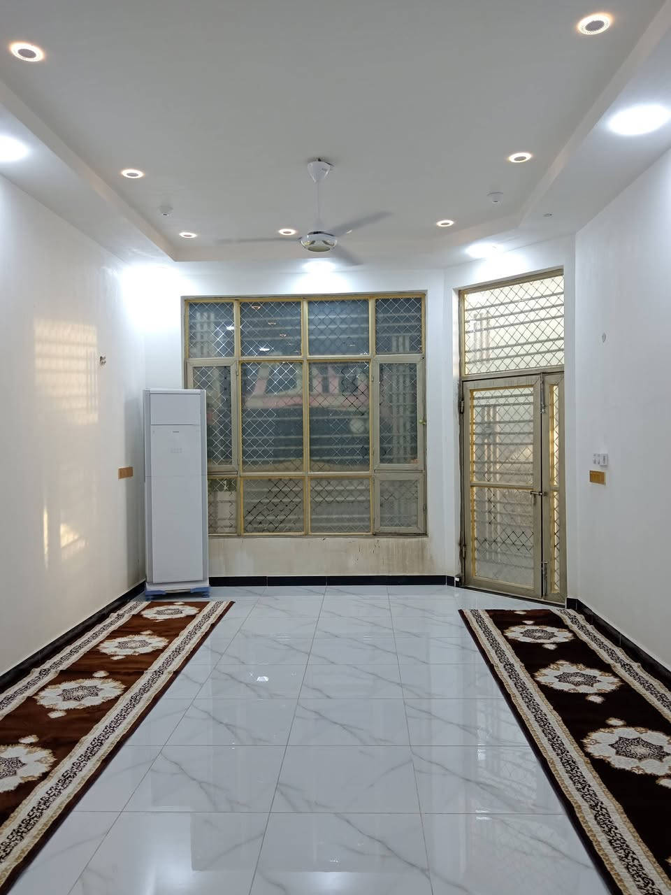 بيت للبيع المساحه٢٥٠م المكان حي الجوادين يحتوي على غرفتين نوم وصاله كبيره و مطبخ و استقبال وحمامات داخليه وخارجيه الاستفسار الاتصال على الرقم ***********
