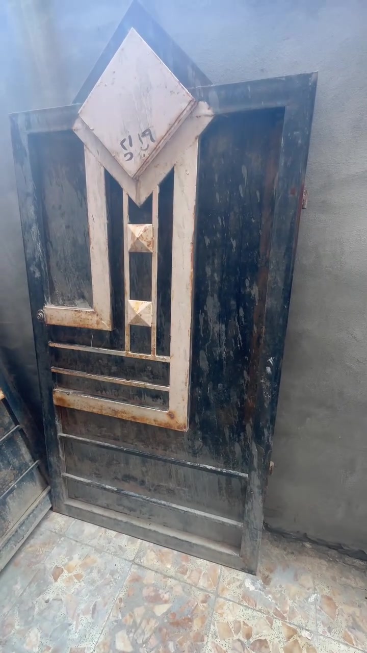 متاح باب طلاكتين نضيف بدون جرجوبه الطول مترين ونص ورتفاع مترين وربع اليريده يجي خاص او يتصل المكان اطويريج ام الهوى ***********

