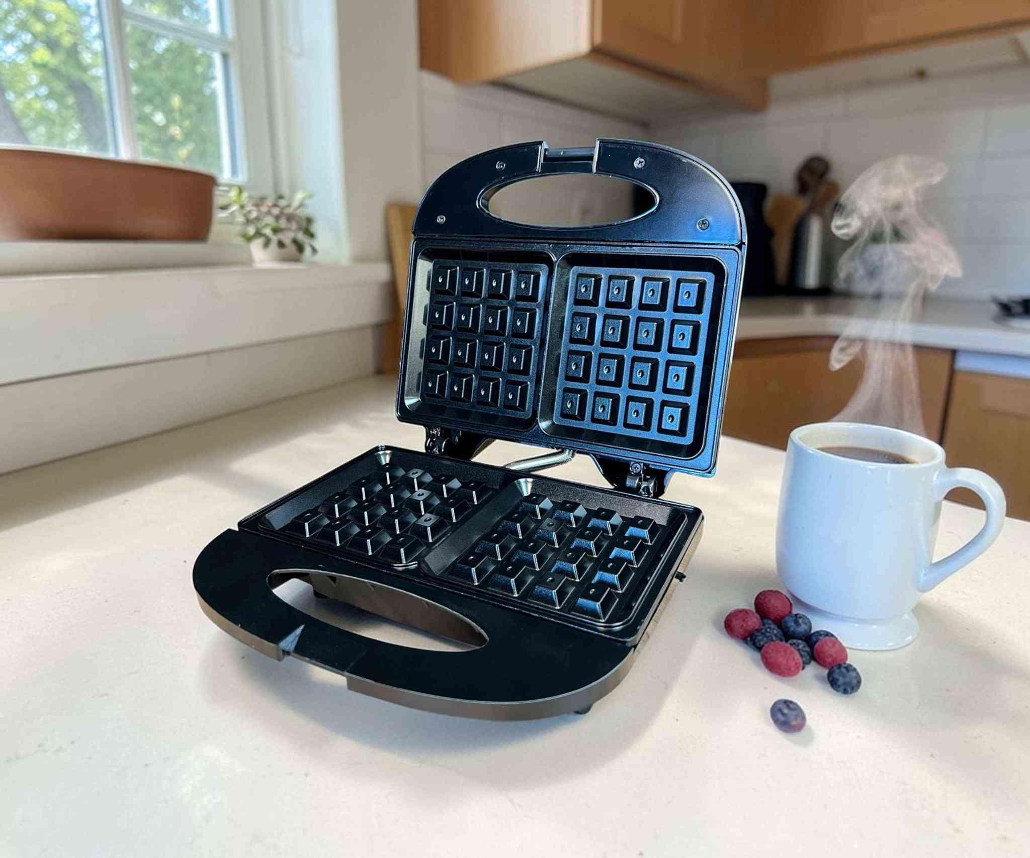 كابسة وافل كهربائية مزدوجة 800 واط بطبقة مانعة للالتصاق

الاستخدامات

تحضير الوافل الطازج في المنزل بسهولة وسرعة.

مناسبة لتحضير السندويشات المحمصة والبانيني.

يمكن استخدامها لتحضير الدونات أو المعجنات الخفيفة.

مثالية للفطور اليومي أو الوجبات السريعة.

مناسبة للاستخدام المنزلي والمطابخ الصغيرة.

المميزات

قدرة كهربائية: 800 واط لتسخين سريع ونتائج متساوية.

ألواح مزدوجة بطبقة مانعة للالتصاق لسهولة التنظيف ومنع احتراق العجين.

تسخين من الجهتين لضمان توزيع حرارة متساوٍ.

مؤشر ضوئي مزدوج (أحمرأخضر) لبيان التشغيل وجاهزية الحرارة.

نظام تحكم حراري أوتوماتيكي (Thermostat Control).

تصميم صغير وعملي لا يشغل مساحة كبيرة.

أرجل مانعة للانزلاق لثبات أفضل أثناء الاستخدام.

يمكن تخزينها بشكل عمودي لتوفير المساحة.

طول السلك: 30 سم.

قابس كهربائي أوروبي ثنائي.

محتويات الصندوق

كابسة وافل كهربائية.

دليل استخدام.

الملاحظات

قياس الكارتون:

الطول: 25 سم

العرض: 10 سم

الارتفاع: 23 سم

يُنصح بتسخين الجهاز مسبقًا لمدة 3–5 دقائق قبل الاستخدام.

يُمنع غمر الجهاز بالماء، ويتم تنظيفه بقطعة قماش رطبة بعد أن يبرد. النجف, العراق


**إذا كنت صاحب هذا الإعلان وتريد حذفه لأي سبب، رجاءا أرسل رسالة إلى الدعم الفني**