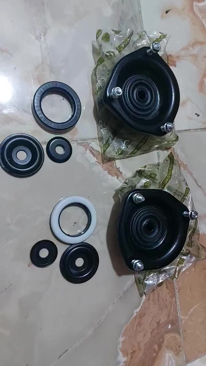 السلام عليكم.  قواعد دبل لسيارات كلايزر7راكب وكرفان لموديلات 91_95 96_2000 2001_2007. سعر القطعة الواحدة 25الف.كما يوجد توصيل لجميع محافظات العراق وتساب او اتصال ***********
