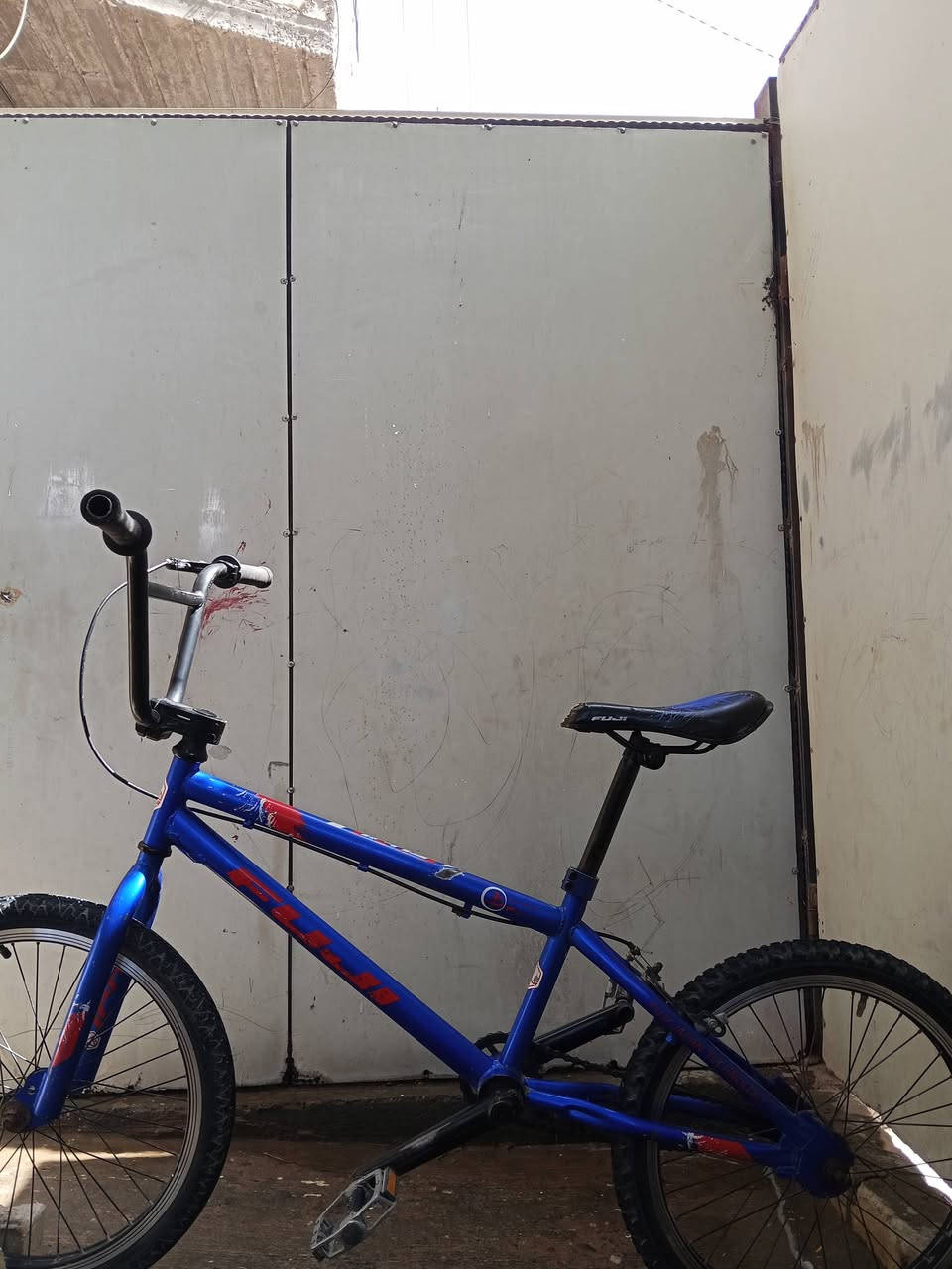 هاي دراجة BMX، تُستخدم غالبًا للحركات والاستعراضات والقفزات 🚲
من مميزاتها:
•المقود العالي والعريض
•الإطار الصغير والقوي
•الإطارات السميكة
•البدالات المعدنية المناسبة للحركات
سعر مناسب 60 الف وبيها مجال بسيط 
للاستفسار المراسلة على الخاص
مكان بغداد الدورة قرب كلية الهادي


**إذا كنت صاحب هذا الإعلان وتريد حذفه لأي سبب، رجاءا أرسل رسالة إلى الدعم الفني**