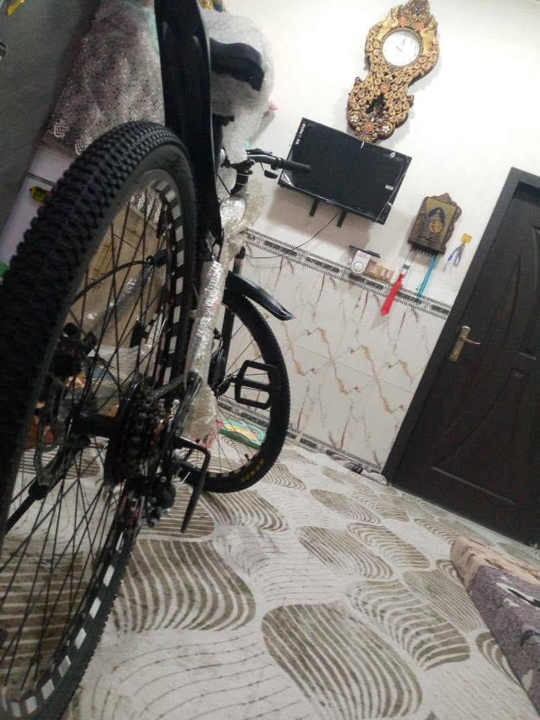 مكلف بالنشر..بايسكل حجم ٢٦ للبيع.. جديد ما مستعمل ٢ بريك أمامي ابريك خلفي ثنينهم دسك.. كير عگرب دبلات بايسكل فول 
.. ابيع جديد.. بايسكل هديه صاحبه يبيعه اليعرف سعر الجديد يذكر بالتعليق. والشراي يتصل ***********
