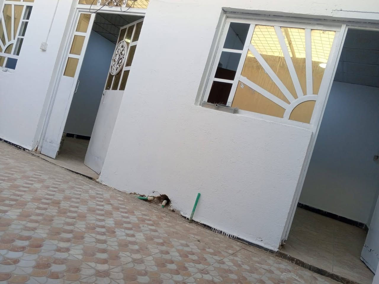 السلام عليكم 
بيت اليجار 
ابي الخصيب شارع الوسطي 
غريب ع سايدات الثنين 
سندويج غرفه وصاله وستقبال ومطبخ وصحيات وكراج 
يجاره 300 
والي ينطي مقدم مال كم شهر 
250
عقارات امير الصالحي 
***********
