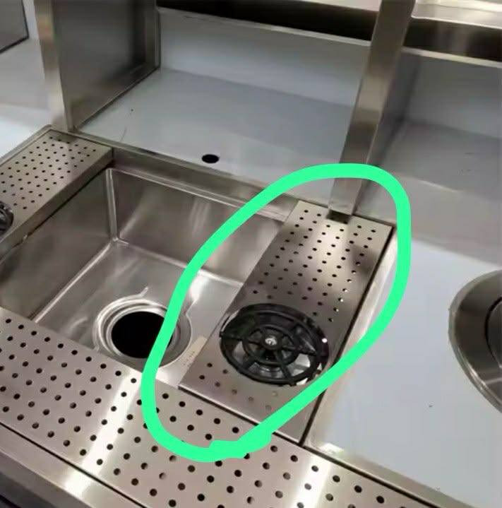 كاونتر جديد بالكارتون بيه سنك    ومخزن داخلي بالمنتصف كما موضح بالفديو واربع ابواب معدن ستنل ستيل صحي
خاص بالمطاعم والكوفيات ولمستشفيات  حجمه 
180سم 
سعره 500$
بغداد 
*********** واتساب
