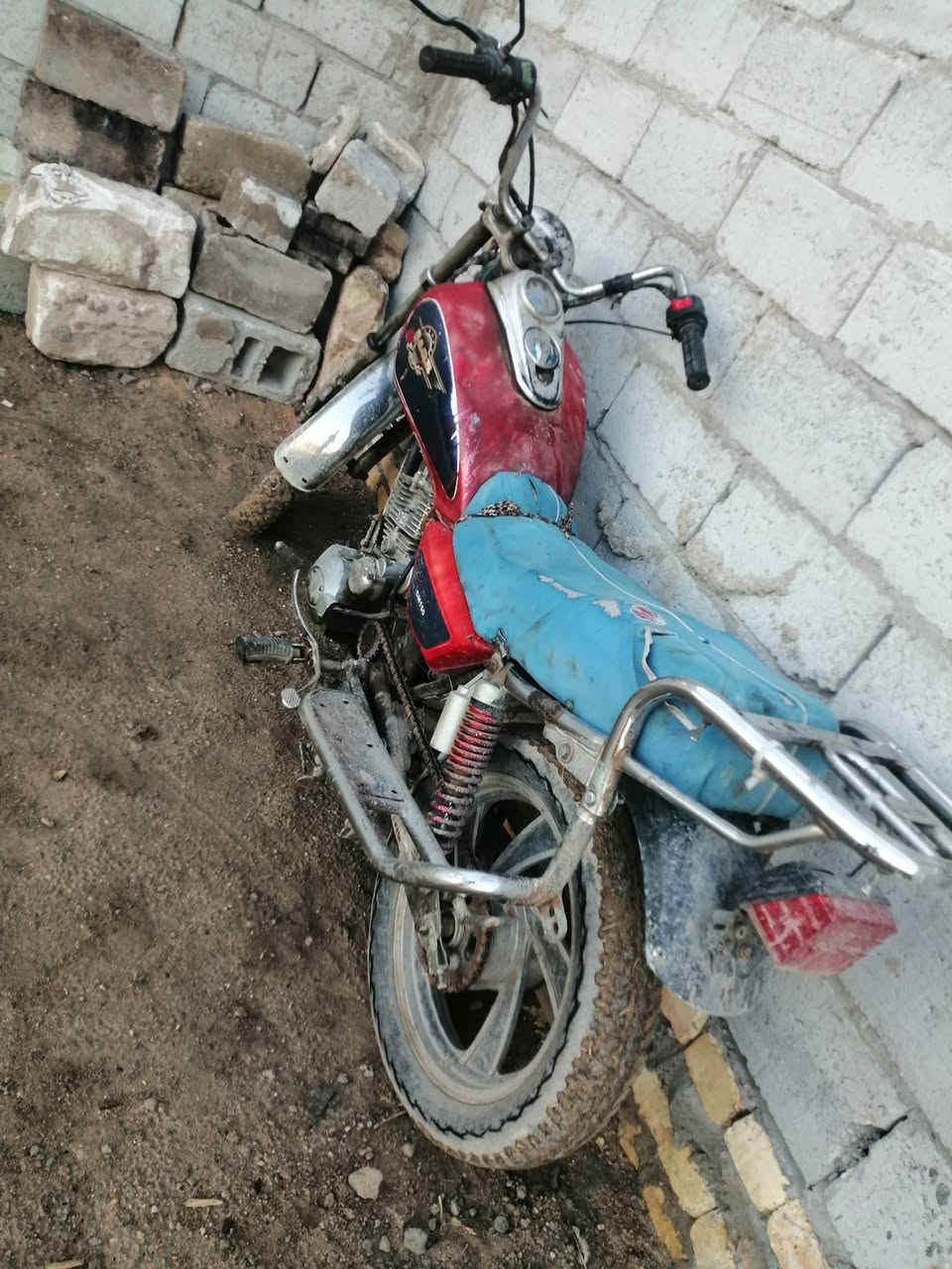 السلام عليكم دراجه جامده للبيع مكينه مقفوله مقفولات سرقه دراجه مكانكم ابو عباس سعر  سعر 250 وبيها مجال الطيبين شراي يتصل ***********
