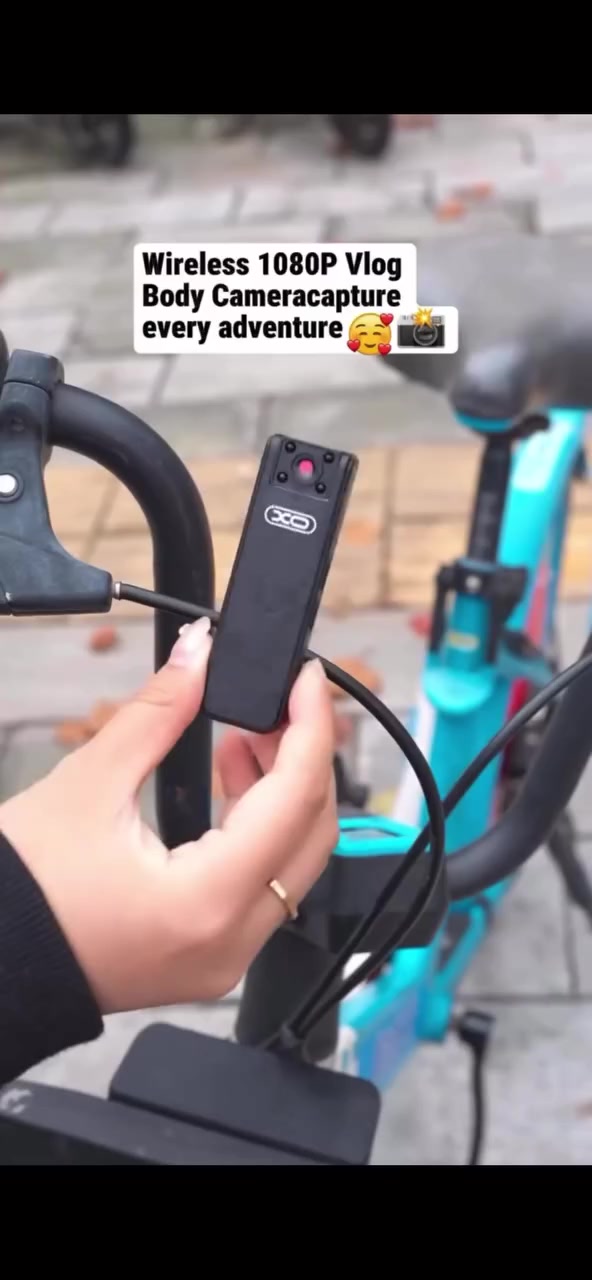 كاميرا تسجيل رياضية صغيرة مع رؤية ليلية – XO ZF01 زمان 18 شهر
الاستخدامات
تصوير الأنشطة الرياضية والحركية مثل الجري، ركوب الدراجة، الرحلات والمغامرات.
تسجيل الفيديو أثناء العمل أو التنقل اليومي.
توثيق المواقف المهمة أو الاستخدام كمراقبة شخصية متنقلة.
مناسبة للتثبيت على الملابس أو الحقيبة بفضل المشبك الخلفي.

المميزات : 
دقة تصويرFull HD 1080Pلتسجيل فيديو واضح.
كاميرا قابلة للدوران حتى180 درجةلمرونة في التصوير.
مزودة بـ4 لمبات رؤية ليلية بالأشعة تحت الحمراءللتصوير في الظلام.
تسجيل فيديو مع صوت بفضل الميكروفون المدمج.
بطارية مدمجة3.7V بسعة 200mAh.
زمن تسجيل يصل إلى100 دقيقة(تشغيل) و88 دقيقة فيديو فعلي.
تدعم كرت ذاكرةTF Card حتى 256GB(المرفق 32GB).
أزرار تحكم جانبية سهلة الاستخدام (تشغيل / تسجيل / رؤية ليلية).

محتويات الصندوق
كاميرا تسجيل رياضية XO ZF01.
كابل شحن USB.
كرت ذاكرة32GB.
دليل الاستخدام.
علبة أصلية مختومة.   

سعر 35 الف و توصيل مجاني كل عيراق


**إذا كنت صاحب هذا الإعلان وتريد حذفه لأي سبب، رجاءا أرسل رسالة إلى الدعم الفني**