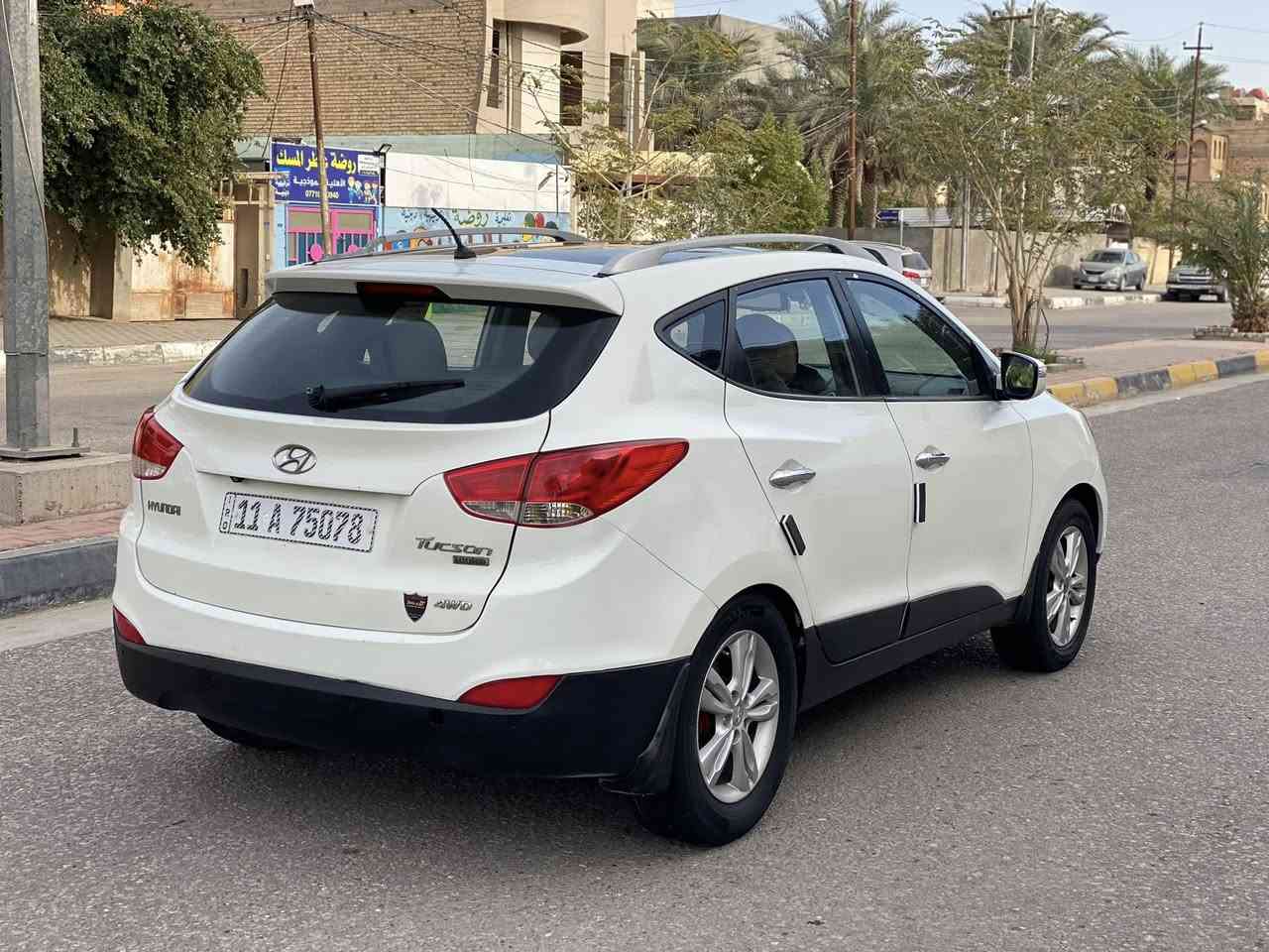 ‏سلام عليكم *********** للبيع هونداي توسان وارد خليجي السعر 125 السيآره بيه صبغ 3 قطع بدون اي حادث مواصفات السيآرة فول 1/1 بنوراما وشاشة وكاميرا وحساس خلفي وامامي محرك 2400 دوش يدات نيكل اشاير عل المري تحكم استرين داخل بيجي 4 دسك مكينة وكير وحداديه وتبريد وتخم تاير بحاله ممتازه جدا رقم بغداد أنكليزي تحويل مباشر مكان السيآرة كربلاء
