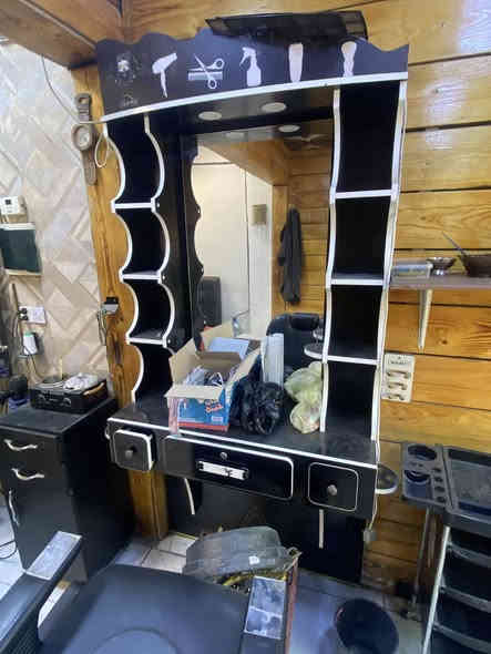 ديكور حلاقة كامل للبيع  للاستفسار ***********
كرسي حلاقة عدد 3
ميز مراية عدد 4 مع الرفوف 
ميز صغير عدد 3 
تخم قنفات 
مغسلة
