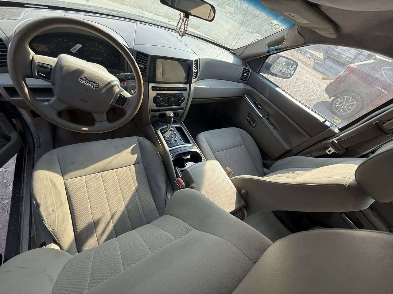 سلام  عليكم. سياره جيب للبيع سياره نضيفه مكينه 6سلندر كير جديد. تخم تيارات جديد سياره شغاله سعر 87 و بي مجال حك الجيه  مكان شارع فلسطين 
***********
