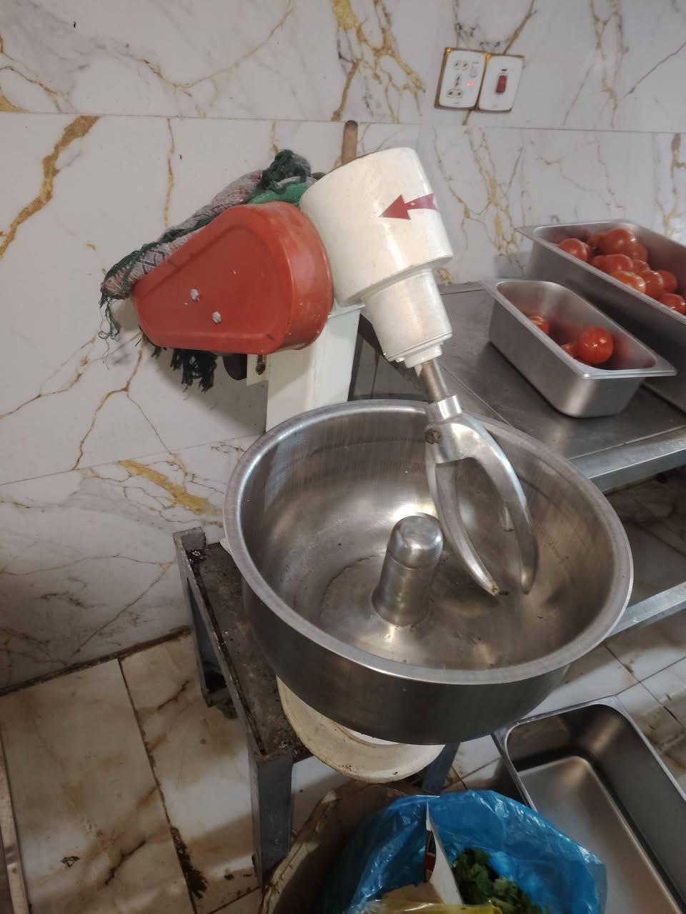 ميز سل ستيل +فرن بيزه +عجانه جديد +حمايه ريزو البيع تصل رقم *********** تدلل
