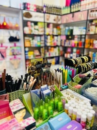 مطلوب موظفة • محل ملابس وكوزمتك • صباحي ومسائي