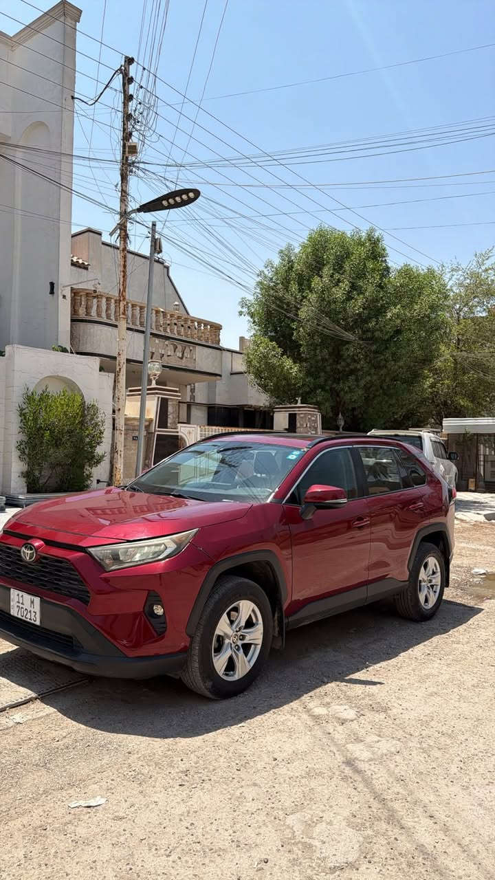 السلام عليكم
Rav 4 2021 xle 
محرك 2500 بانزين 
فول الفول 
رقم بغداد باسمي تحويل ثاني يوم 
مواصفات 
شاشة/ كامرة / فتحة سقف / كشن كهرباء تدفئة / صندوك كهرباء / فور ويل / مودات قيادة / بصمة تشغيل وبصمة ابواب 
السيارة فول مواصفات 
ماشية 40الف 
حادث السيارة دعامية امامية صبغ فقط 
بيها بارد بالبنيد وبارد بالجاملغ 
السيارة بدون قطرة صبغ عدا الدعامية 
ايرباك ستيرن 
سعر السيارة 195$ وبيها مجال بسيط للشراي 
مكاني بغداد البنوك 
اي استفسار اتصل 
***********
