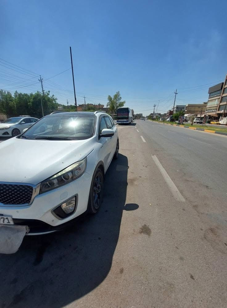 النوع: كيا سورنتو
• الموديل: 2016
 • اللون: ابيض صدفي
 • عدد الركاب: 7 ركاب
 • نظام الدفع: فور ويل (دفع رباعي)
 • عدد الإرباقات: 10 إيرباغ
 • المحرك: 6 سلندر
 • ناقل الحركة: أوتوماتيكي
 • الحالة: كفالة عامة من ضربه أو صبغ او تبديل
                
للستفسار : عبر الواتساب او الفيس 
***********

المواصفات والإضافات:
 • مرآة شفط كهربائية
 • إشارات ترحيب + إنارة ترحيب
 • 4 بصمات تشغيل ودخول ذكي
 • ثلاث قطع تبريد (أمامي + خلفي + وسطي)
 • جكات بنيد + جكات صندوق كهرباء
+ حساسـات + لايتات + مانع تزحلق 
 • شاشة نظام Apple CarPlay + Android Auto
 • منافذ USB + Type-C
 • سايد بريك بل رجل 
 • فتحة سقف بانوراما
 • ثلاث وضعيات قيادة (Eco – Sport – Normal)
 • كراسي كهربائية قابلة للتعديل
 • صندوق خلفي كهربائي
 • نوافذ أوتوماتيكية (جام أوتو)
 • تبريد بيانو بمناخين
 • 5 ويل كب (جنوط أصلية)
