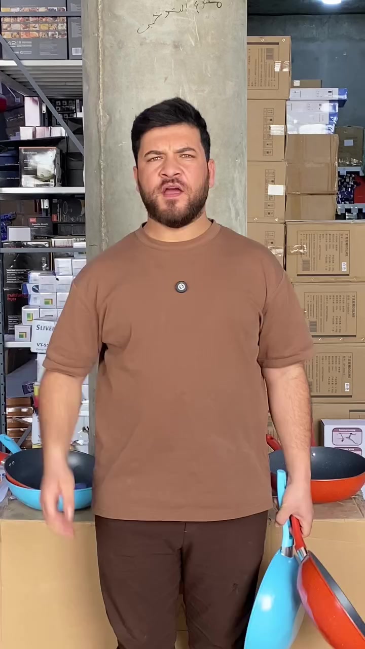 مقلاة عميقة باللون الوردي وتصميم خلية النحل
تجمع هذه المقلاة بين التصميم العصري الأنيق والأداء العملي، لتكون إضافة مميزة ومبهجة لمطبخكِ بفضل لونها الوردي وتصميمها الداخلي الفريد.

• تصميم داخلي مبتكر: تتميز بنقشة "خلية النحل" (Honeycomb) في القاعدة التي تساعد في توزيع الحرارة ومنع التصاق الطعام.

• عمق مثالي: تأتي بتصميم "ووك" (Wok) عميق يتيح لكِ القلي، التحمير، وطهي كميات كبيرة من الطعام بسهولة.

• مقبض مريح: مزودة بمقبض وردي متين مصمم لراحة اليد أثناء الحمل والتحريك، مع فتحة للتعليق لسهولة التخزين.

• سطح غير لاصق: الطبقة الداخلية باللون الرمادي المنقط (غرانيت) تضمن سهولة تنظيف المقلاة بعد كل استخدام.

• جودة التثبيت: المقبض مثبت ببراغي ثنائية قوية لضمان الاستقرار والأمان التام أثناء الطهي.

• النوع: مقلاة عميقة (Wok).
• اللون الخارجي: وردي (Pink).
• اللون الداخلي: رمادي منقط بنمط خلية النحل.
• المادة: معدن مطلي بطبقة غير لاصقة مع مقبض حراري.
• طريقة التثبيت: براغي تثبيت ثنائية للمقبض.


**إذا كنت صاحب هذا الإعلان وتريد حذفه لأي سبب، رجاءا أرسل رسالة إلى الدعم الفني**