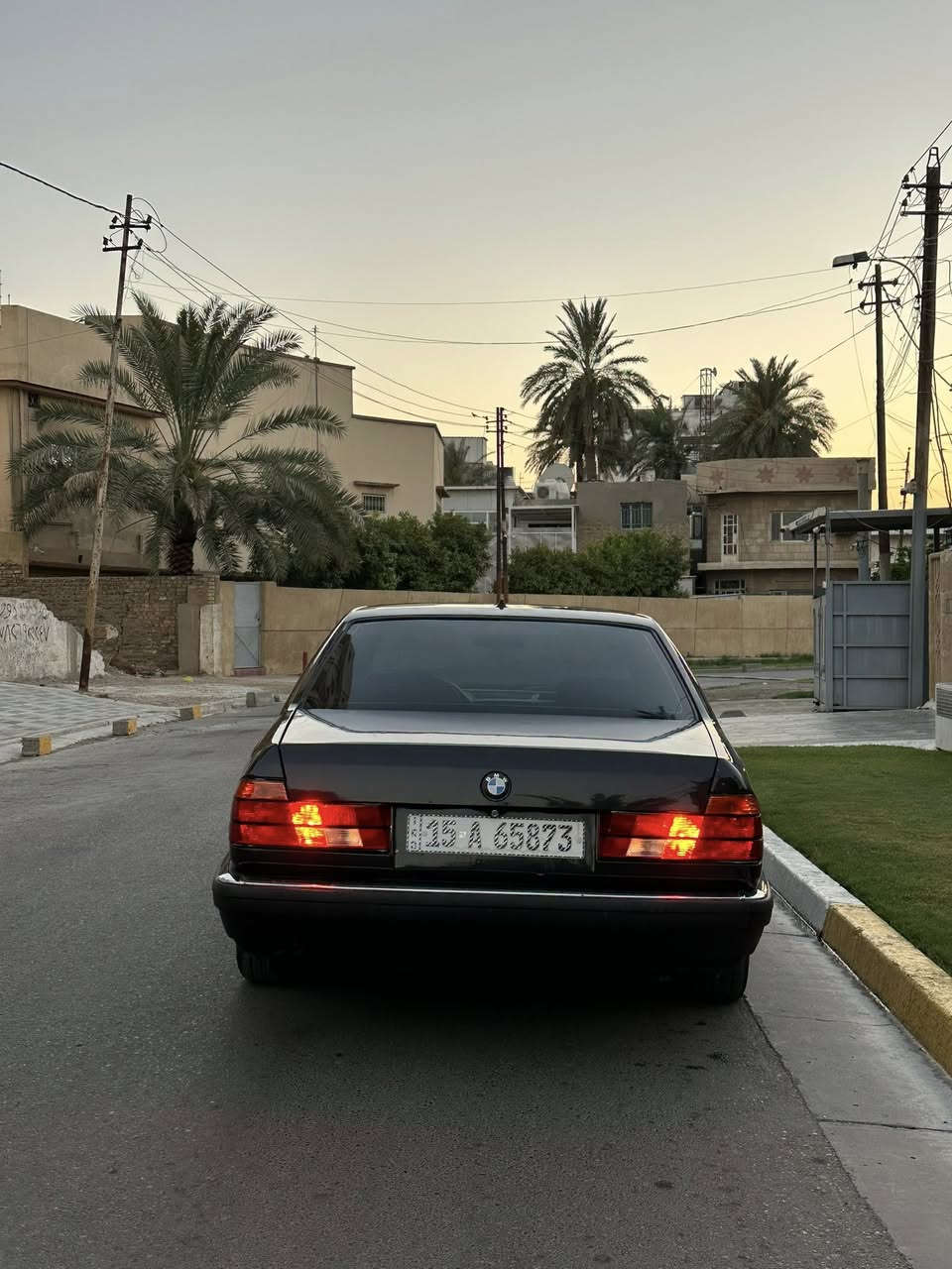 سلام عليكم للبيع او مراوس
بي ام 735 موديل 1990 وارد الماني. 
رقم انبار نكليزي هزه جديده تحويل مباشر. 
صبغ جماليه فقط مكفوله من ضربه. 
مكينه 6 سلندر جديده كير اوتو جديد
سياره احله من صور مواصفات معروفه 
صدر تخم تاير كله كامل تبريد ثلج. 
ملاحضه بيها لايد روف عاطل فقط
سعر سياره 58 ورقه وبيها مجال للشراي 
مكاني بغداد حي الجامعه رقمي ***********
