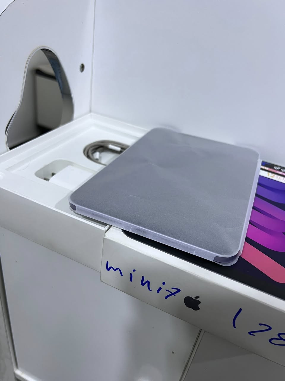 باد مني7 جديد  مع ضمان  
بطاريه 99‎%‎ مشحون 115 مره  
ملحقات كامله  شاحنه اصليه مع كبيل 
سماعات اصليه وتحوليه اصليه 
السعر 570 الف بي مجال بسيط جهاز نضافه 100
عنوان بغداد***********
