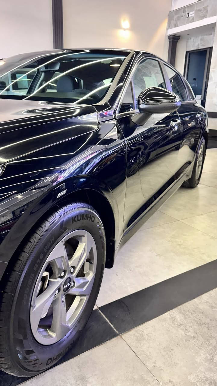 كيا K5 موديل 2023 - وارد أمريكي - بحالة الوكالة (بدون صبغ)
السلام عليكم
للبيع كيا K5 موديل 2023، وارد أمريكي، السيارة بحالة ممتازة جداً وشبه جديدة.
• المحرك: 1.6 لتر تيربو (1.6L Turbo) - أداء قوي واقتصادي.
• الضرر: حادث بسيط جداً (موضح بالصور ومرفق السونار)، السيارة بدون قطرة صبغ (مكفولة من الصبغ تماماً).
• المسافة المقطوعة: 29 ألف ميل فقط.
المواصفات:
• بصمة تشغيل + تشغيل عن بعد.
• شاشة كبيرة تدعم Apple CarPlay و Android Auto.
• كاميرا خلفية دوارة وحساسات خلفية.
• نظام تثبيت المسار (LKA) وتحذير الخروج عن المسار.
• رادار مانع تصادم أمامي.
• 5 وضعيات قيادة (Drive Modes).
• سايد بريك كهربائي (Electronic Parking Brake) مع نظام Auto Hold.
• تحكمات ستيرن كاملة (جهتين).
• تخم إطارات كومهو (KUMHO) بحالة ممتازة.
• إنارة LED نهارية وتصميم رياضي مميز.
• الداخلية مخمل (أسود) نظيفة جداً.
المكان: الموصل.
للتواصل: ***********
