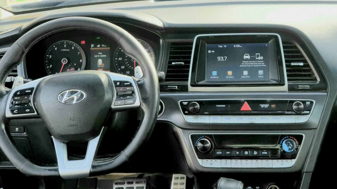 للبيع هونداي سوناتا2019  sport فول مواصفات 1/1 رقم سليمانية دولي تريد تحويل_ وكالة بلي يعجبك .
.
السيارة جديدة جدآ 

*بصمة تشغيل + بصمةابواب +بصمة جنطه 

*سلايد روف 

*رادار

*مانع انزلاق
*كشنات جلد +تدفئة+كهرباء 
*تخم تاير +حدادية جديده  استخدام شخصي السيارة 
*ستيرنDسبورت+تدفئة ستيرن +شفتات +تحكات 
*رادار مريات +نقطة عمياء 
*دبل كزوز 
*تبريد قطعتين 
*شحن لاسلكي +منفذ USB+AUX
*كاميرا خلفية دوارة
 
 وبعد بيه مواصفات هواي .

مكينة2.4 JDI معلايه كازكت فقط لادوانز ولاتنقيص 
 ماشية 142mi 
 السعر 140والشراي بخدمته 
للإستفسار 
***********واتساب
***********
مكاني بابل /قرب العلوية شريفة بنت الحسن (ع)
