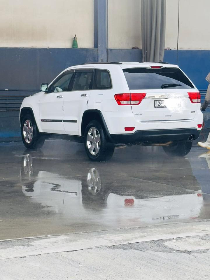 السلام عليكم جيب شيروكي للبيع موديل13 وارد امريكي مابيها ضرر فقط الموضح بالصور تعديل بارد 
محرك 6 سلندر 
تو ويل 
فول مراصفات 
كشانةجلد وتحكم 
تشغيل عن بعد 
بانوراما  
تحكمات ستيرن 
ثلاث بصمات
 بعد بيها هواي مواصفات السعر 210للأستفسار اكثر الاتصال على الرقم  ‭٠٧٨٢ ٤٩٢ ٢٠٤٩‬
