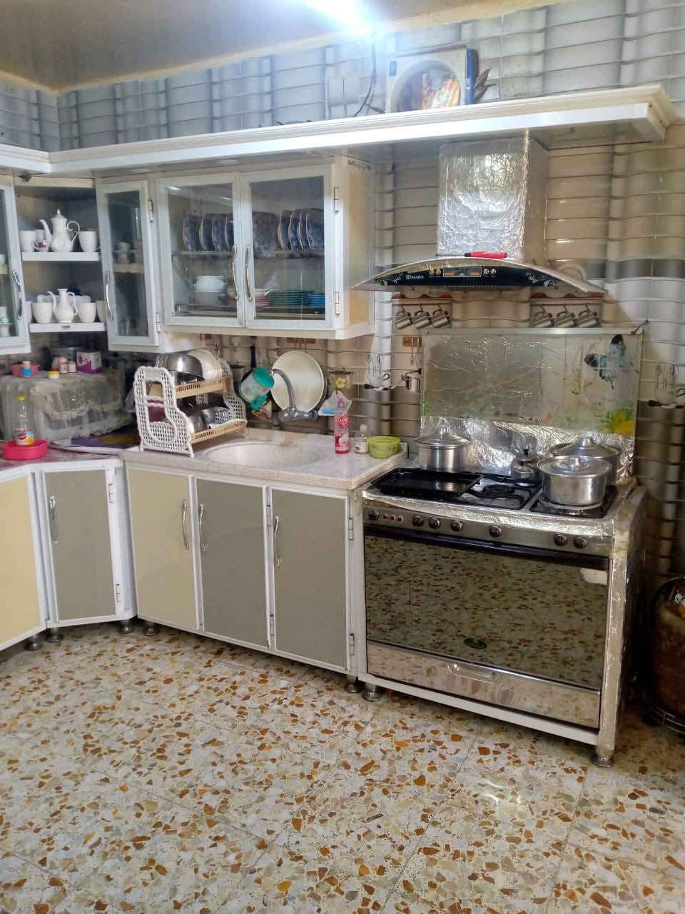 بيت للبيع طابو صرف مساحه 250م 
واجهه 10 نزال 25 طابقين 
الطابق الاول غرفتين نوم كلدور وصاله ومطبخ وصحيات
الطابق الثاني غرفتين نوم كلدور ومجمع صحيات 
سراميل والسقف صب /كراج سياره كبير وحديقه وصحيات خارجية 
خط كيات / مدارس 
السعر 150 وبي مجال بسيط 
حي المهندسين مقابل ارض بابل
 *********** مكتب دلالية المغرب للعقار  شارع المهندسين / مصطفى الكعبي
