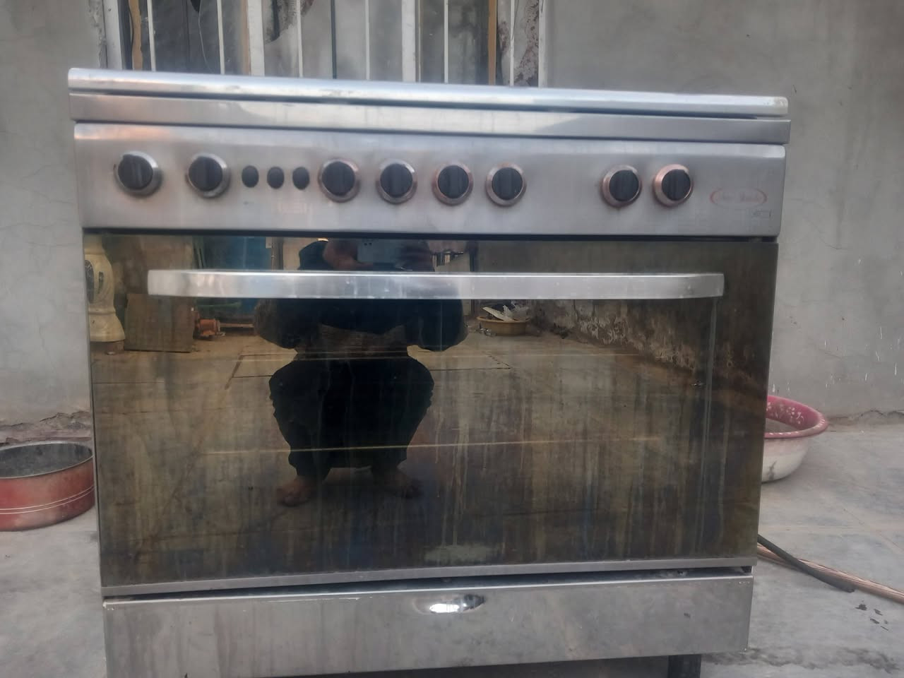 سلام عليكم طباخ علشرط كلة شغال الفرن ولعون كلة شغال سعر ٢٠٠ التصال عل رقم ***********
