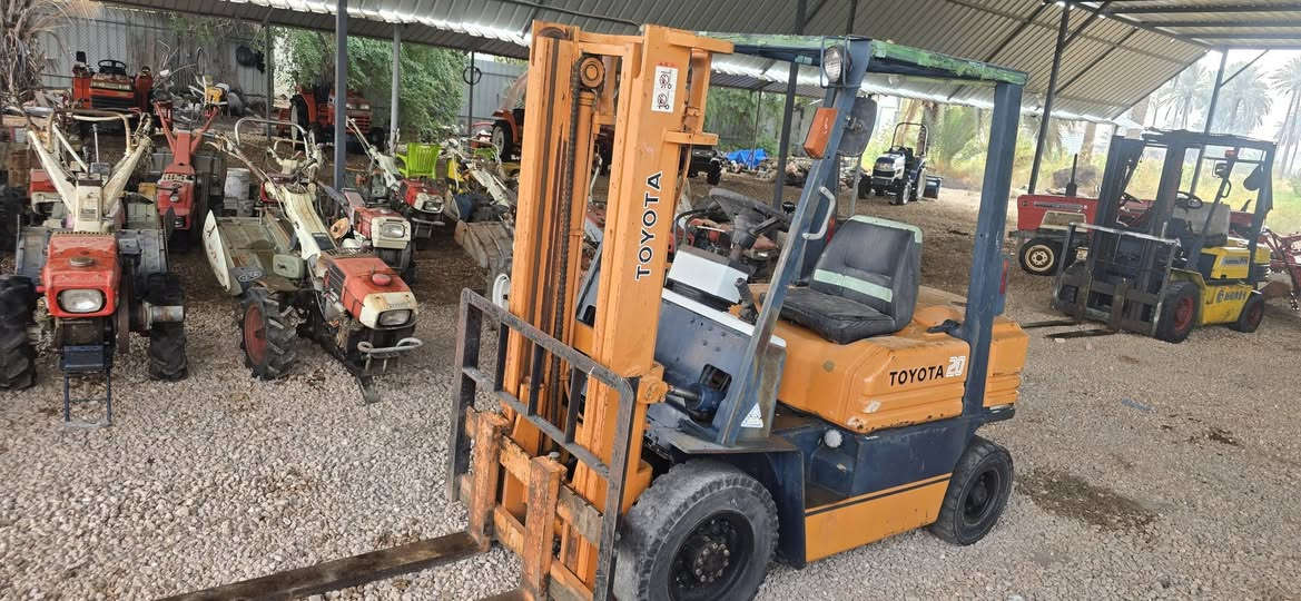 رافعات شوكيه ٢طن وواحد طن نوع تويوتا وكوماتسوا ومتسيبوشي وتي سي ام الكل ياباني داخله حاويه موجوده في بابل الهاشميه هاتف*********** و*********** يكون الرد فقط على الاتصال او المراسله على الخاص مع الصوره.
