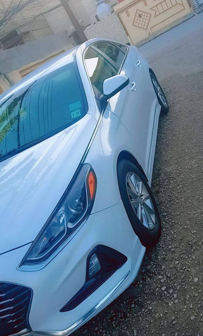 السلام عليكم ورحمة الله وبركاته. 
إذا تدور سيارة تجمع بين الفخامة، الراحة، والاعتمادية… هاي فرصتك 

للبيع سوناته 2018 وارد امريكي. مواصفات se. لون ابيض لؤلؤي

سيارة نظيفة جداً، استخدام شخصي ومحافظ عليها بشكل واضح
 السيارة مكفولة كفالة عامة على وضع الشركه — تمشي وانت مرتاح البال

محرك 4 سلندر سعة 2.4 لتر
يولد قوة تقريباً 185 حصان 
كير أوتوماتيك 6 سرعات (ناعم وسلس بالتبديل)
نظام دفع أمامي (FWD)
صرفية بنزين اقتصادية ومناسبة للمشاوير اليومية والسفر 
داخل بيجي 
شاشة عرض وسطية حديثة
نظام صوتي + بلوتوث + USB + AUX 🎶
تحكم كامل من المقود
مثبت سرعة للراحة بالطرق الطويلة
تكييف قوي وبارد جداً على وضع الشركه
داخلية نظيفة جداً ومرتبة

وسائد هوائية متعددة
نظام ABS (مانع انغلاق الفرامل)
نظام الثبات الإلكتروني (ESP)
حساسات 

لون أبيض لؤلؤي 
شكل حديث وانسيابي
سيارة مريحة جداً بالقيادة والسفر
وضعها ممتاز وما تحتاج أي صرف
رقم السياره بابل ورقم مميز 

مكان السياره النجف الاشرف / كوفه /

*********** / واتساب
