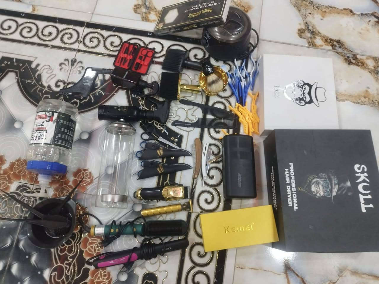 سلام عليكم 
غراض حلاقه للبيع شلعه كامله 
ستعمال قليل اقل الشهر 
غراض جديده بمعناه الكلمه 
اغراض هواي شوف الصور ولي بيهم السعر (300) وبيهن مجال
العنوان كربلاء اطويريج الخيرات قرب المحكمه


**إذا كنت صاحب هذا الإعلان وتريد حذفه لأي سبب، رجاءا أرسل رسالة إلى الدعم الفني**