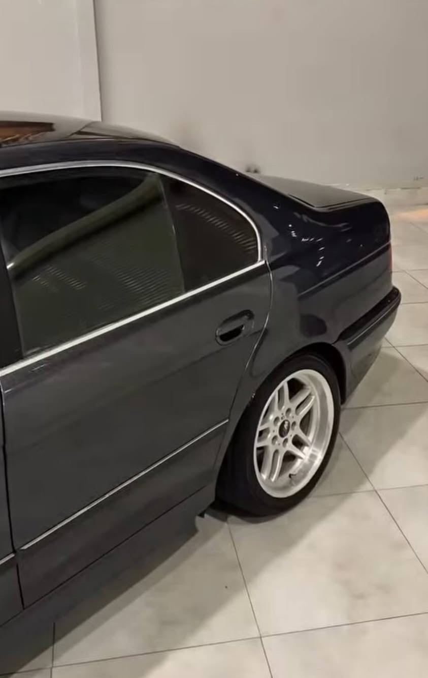 للبيع BMW E39 1997
الموديل: E39 1997
حجم المحرك: 528
الهيكل: 3 قطع، سقف شوي مكحل، مخلي عليه لصقة سودا، اللون نفطي
الإطارات: ويلاتها جديدة جداً
الداخلية: كشن تبريد وتدفئة
الشاشة والكاميرا: شاشة كبيرة وياها كاميرا خلفية
المفاتيح: 2 سويج
المكان: دهوك
القير: اوتوماتيك 5 سرعات
المواصفات الأصلية:
ABS و Airbags
تحكم بالمكيف (A/C) إلكتروني
نوافذ كهربائية
نظام صوت أصلي
تحكم بالكراسي كهربائياً
السعر 
85 
محال قليل دهوك, العراق


**إذا كنت صاحب هذا الإعلان وتريد حذفه لأي سبب، رجاءا أرسل رسالة إلى الدعم الفني**