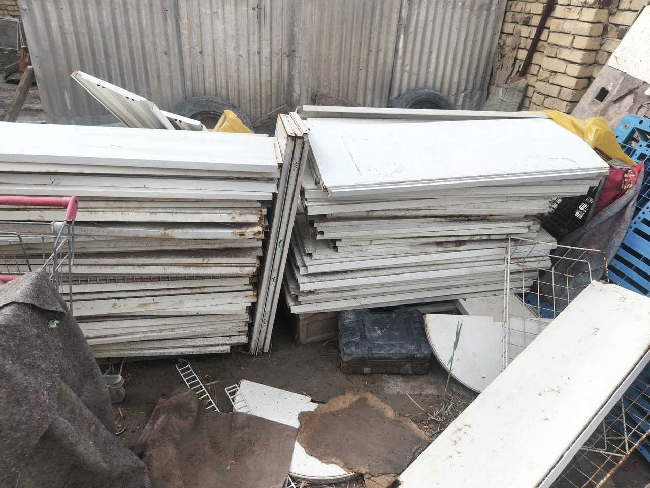 السلام عليكم رفوف وسطيه سفينه متر ومتر وربع +سكيبات بلاستك *********** حي الفداء
