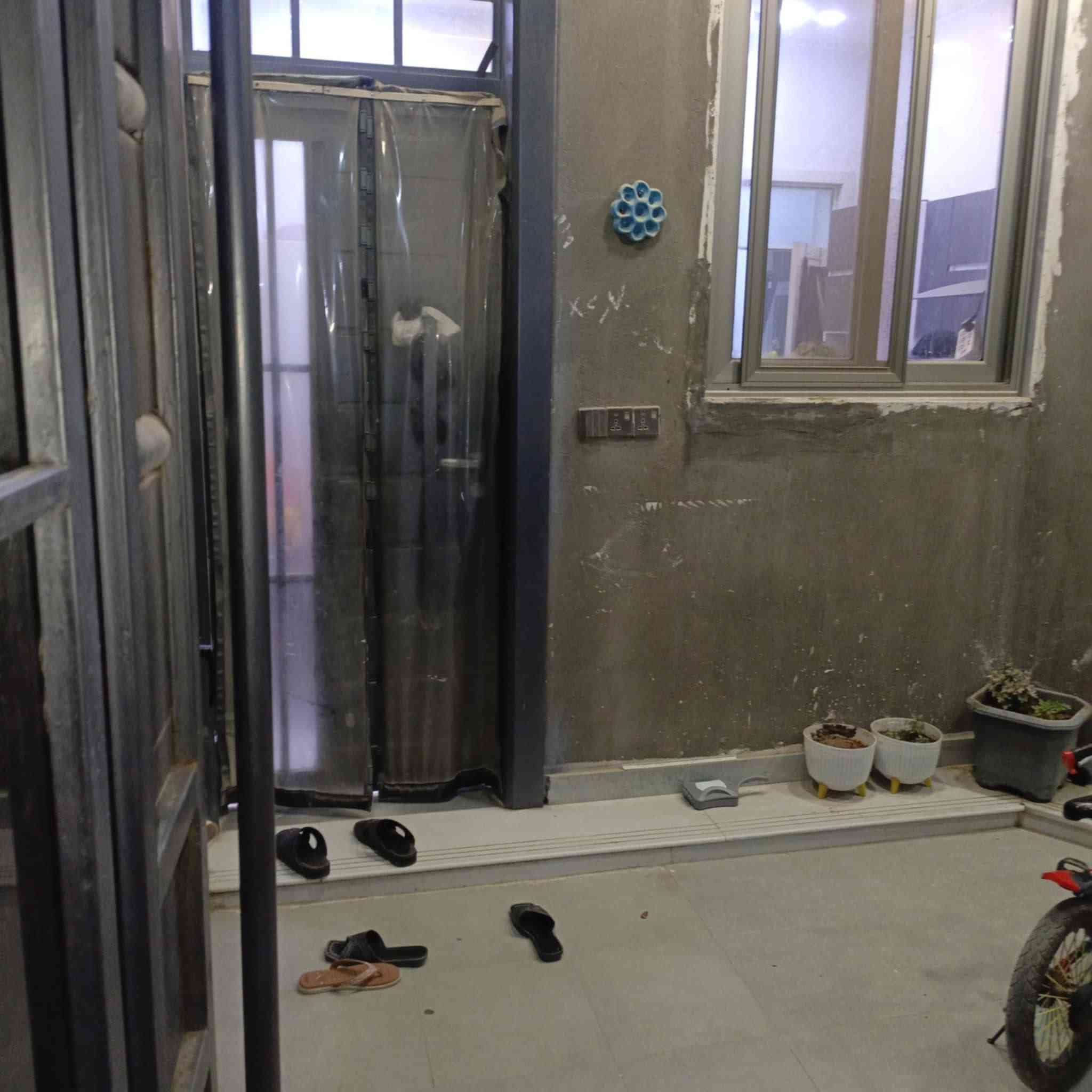 السلام عليكم بيت مساحه 155متر للبيع طابو صرف الموقع شارع المعهد الفني يعني كبال المعهدكلش بناء حديث درجه اولى البيت متعوب عليه كلش صارله اقل السنه من كمل بنائه المشيدات الموجوده غرفتين نوم
صاله
استقبال
مطبخ
حمام 2 مع غربي
منور 2 
طابق ثاني غرفه نوم سويت مع صاله بيت راقي كلش وجديد واليحب ينباع هوه وثاثه الاتصال ***********
