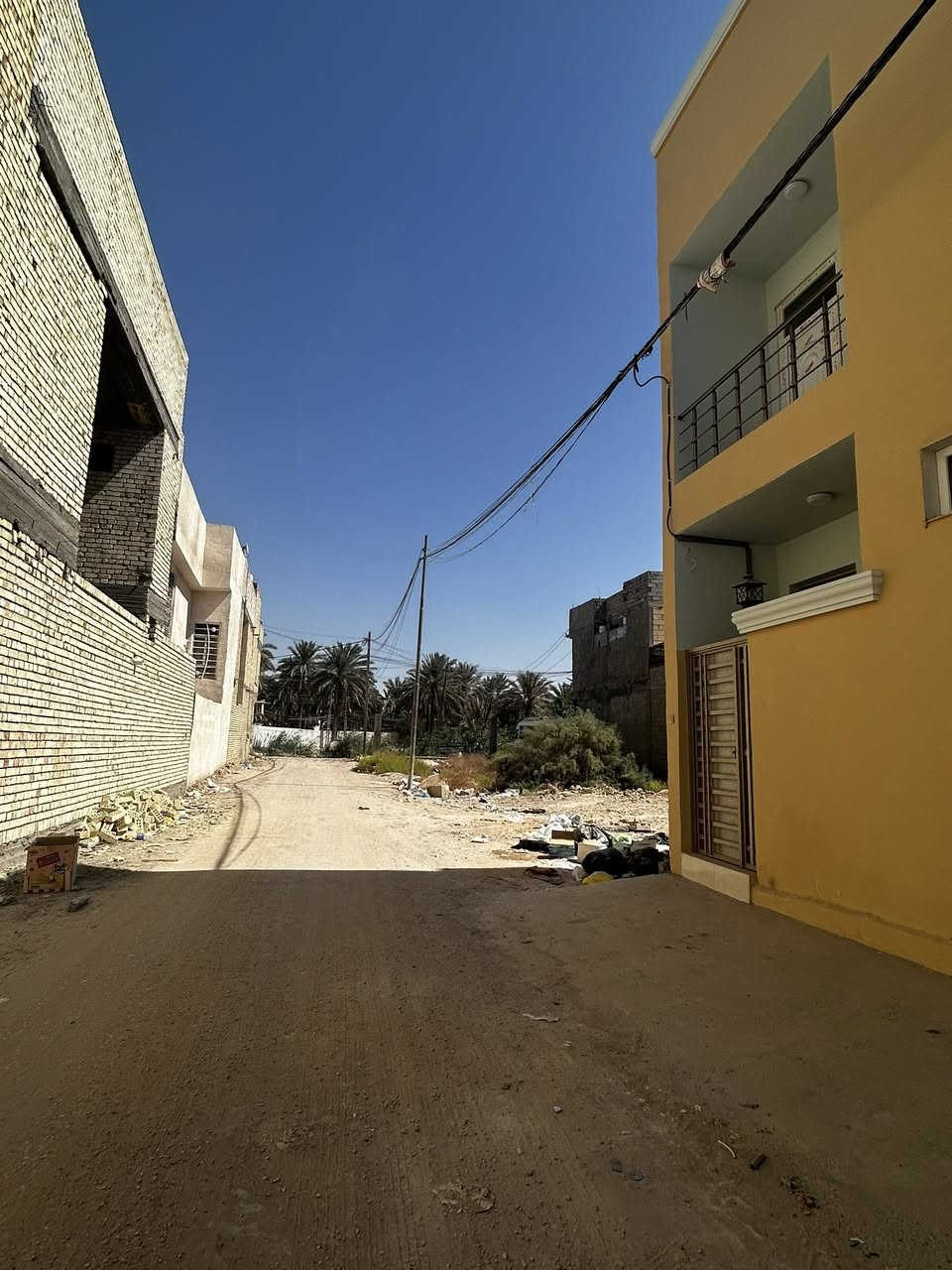 بيت للبيع جديد 🏡

📍 البوبيات عامود 33

📏 المساحة: 52 متر

🚪 الواجهة: 4 ونص متر

📐 النزّال: 11.75 متر

🛣️ عرض الشارع: 8 متر  يبعد 50 متر عن الشارع العام

📝 التفاصيل: زراعي ، سند 25

يحتوي على (غرفتين نوم +وصاله + واستقبال +ومطبخ +وصحيات عدد 2 )

📞للاتصال ..***********
